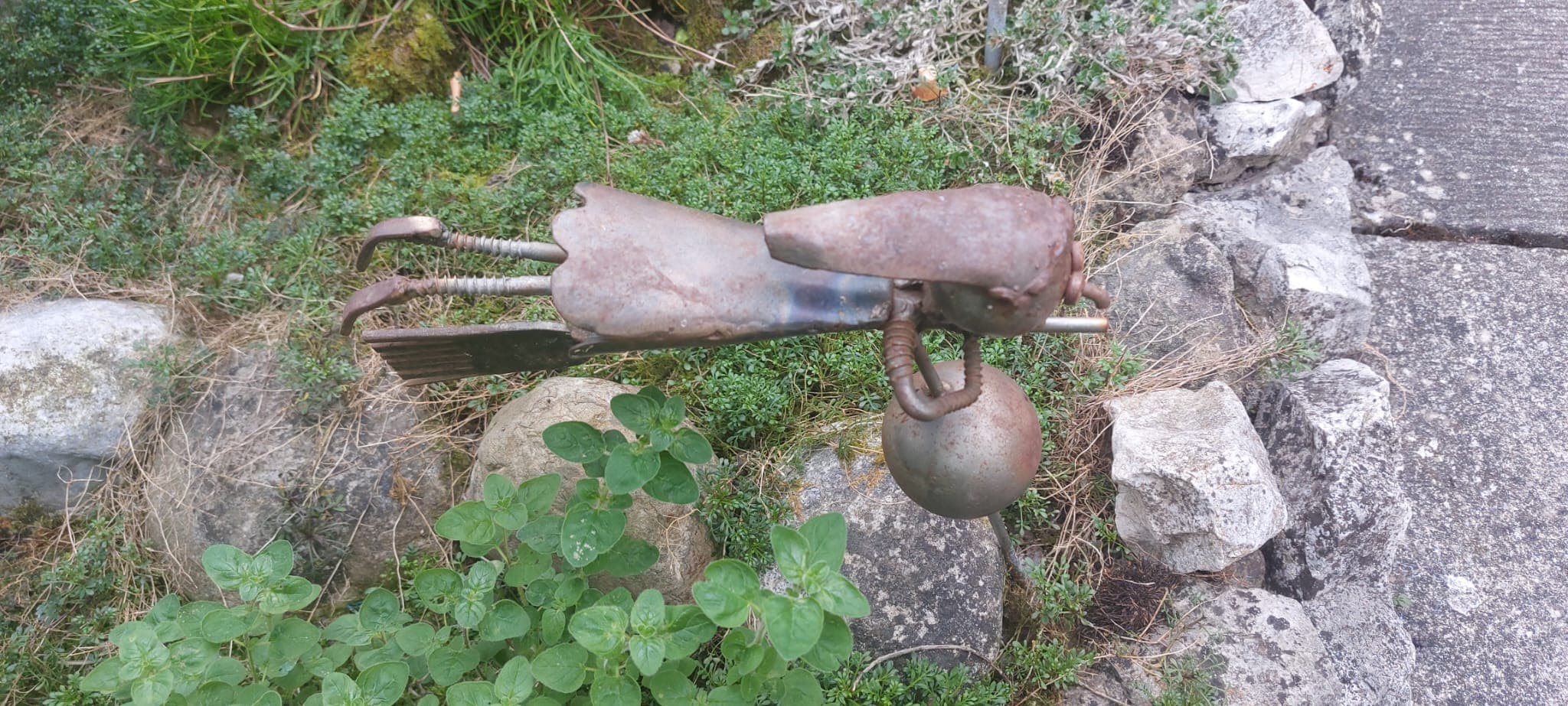 Metallkunstwerk von Nik Kläusler aus Bönigen – Inspiration für Auftragsarbeiten