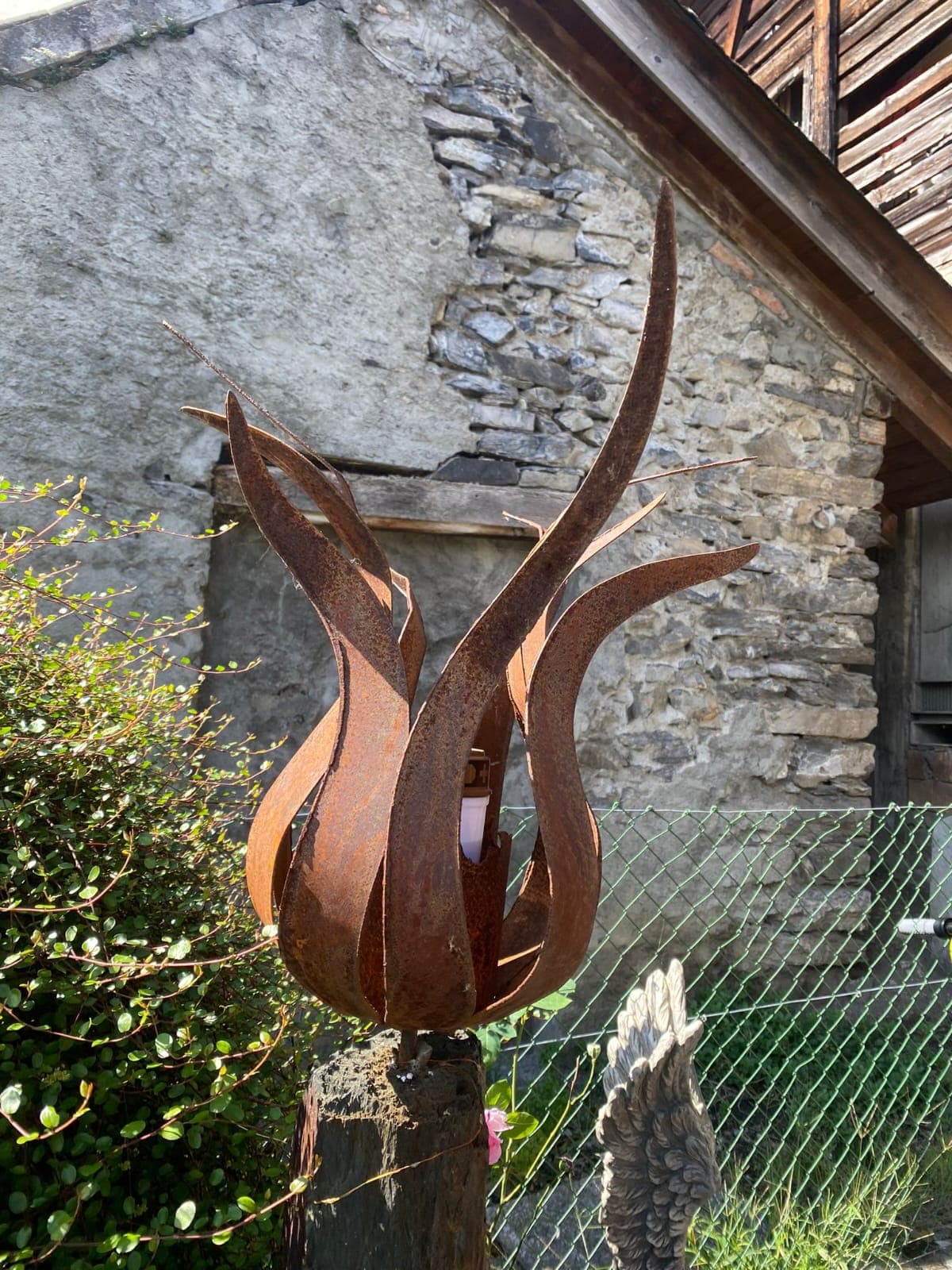 Metallkunstwerk von Nik Kläusler aus Bönigen – Inspiration für Auftragsarbeiten