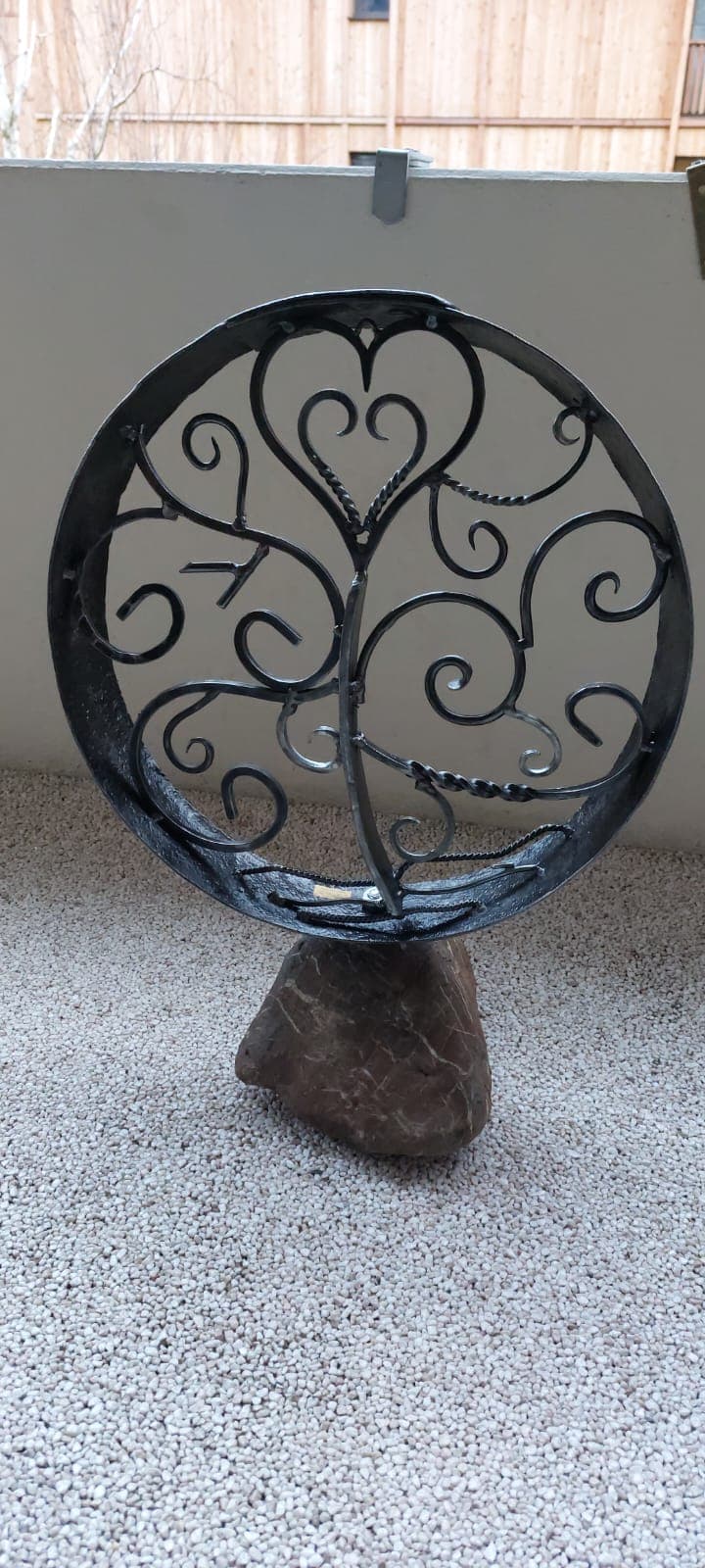 Metallkunstwerk von Nik Kläusler aus Bönigen – Inspiration für Auftragsarbeiten