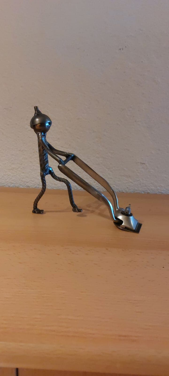 Metallkunstwerk von Nik Kläusler aus Bönigen – Inspiration für Auftragsarbeiten