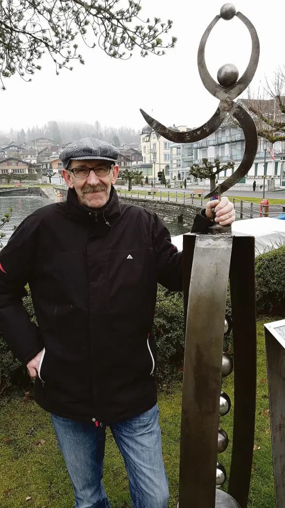 Porträt von Nik Kläusler in seiner Werkstatt in Bönigen bei Interlaken